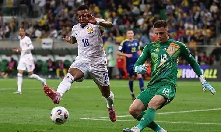 法国羽毛球队完胜日本羽毛球队，陶菲克制霸全场